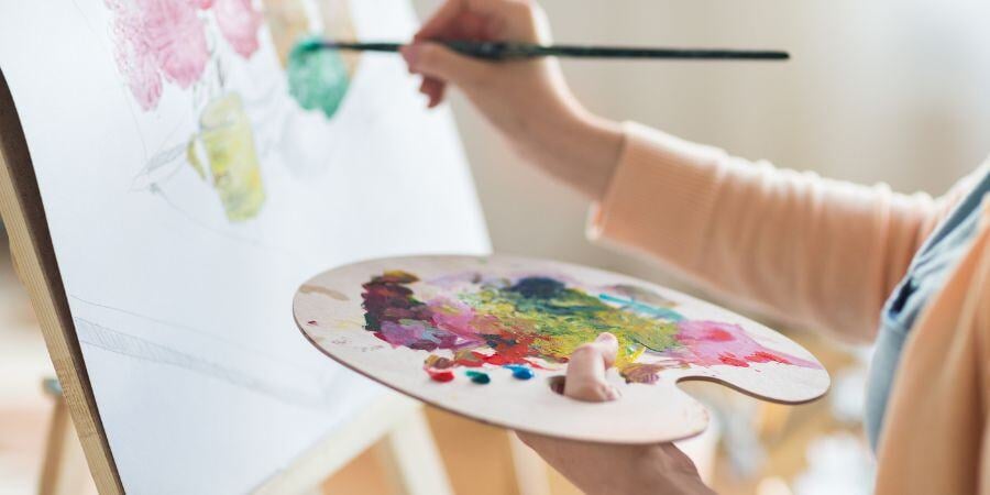 Blog_Artist Painting on an Easel_900x450