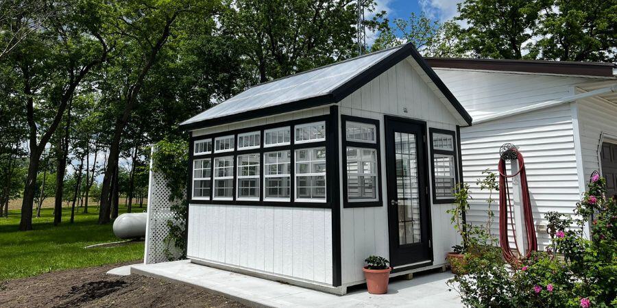 Blog_Backyard Greenhouse Design_900x450