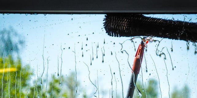 Blog_CleaningWindow_900x450