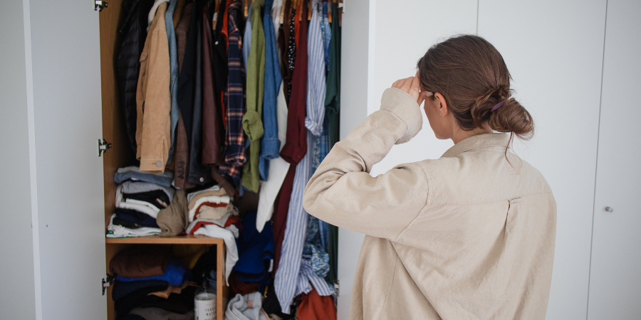 Blog_Closet Clutter_900x450