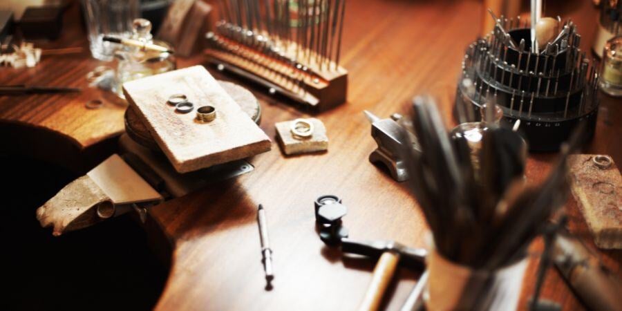 Blog_GoldsmithDeskLight_900x450
