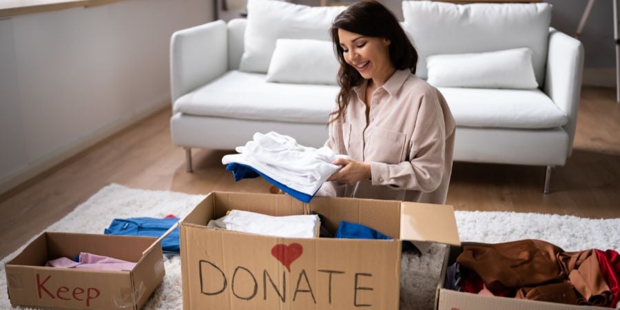 Blog_Keep or Donate Decluttering_900x450