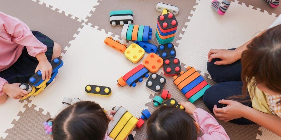 Blog_KidsPlayingInTheirPlayhouseShed_900x450