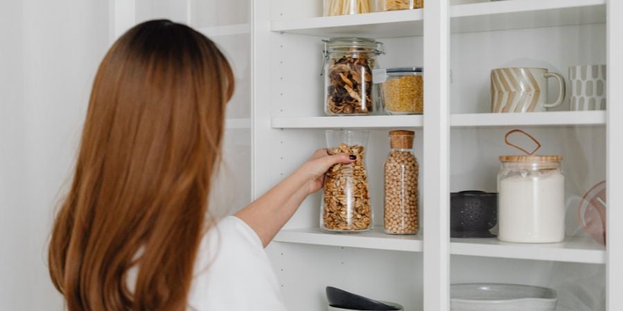 Blog_Lady Grabbing Food From Shelf_900x450