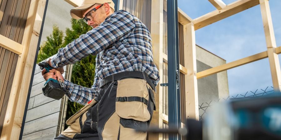 Blog_Man Building DIY Shed_900x450
