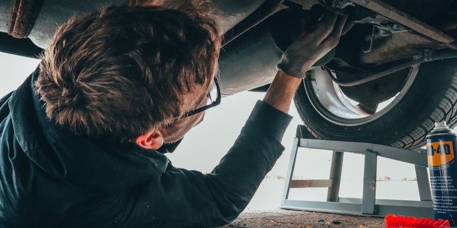 Blog_ManWorkingUnderCar_900x450