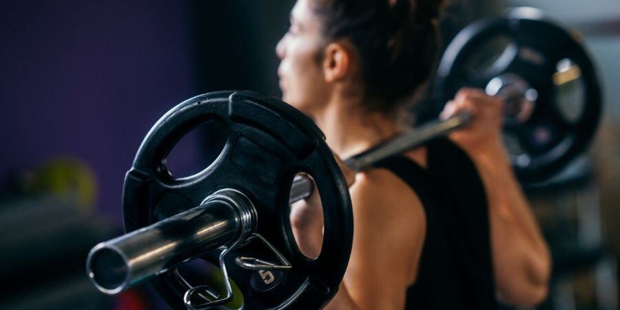 Blog_WomanLiftingWeightsInHerGymShed_900x450