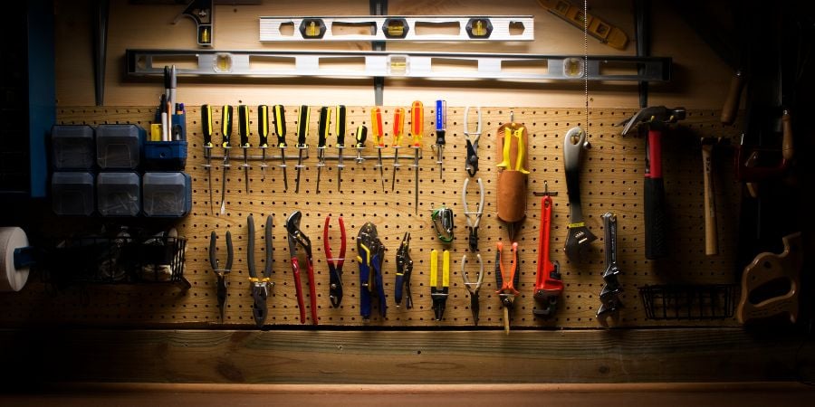 Blog_Workbench with Pegboard_900x450
