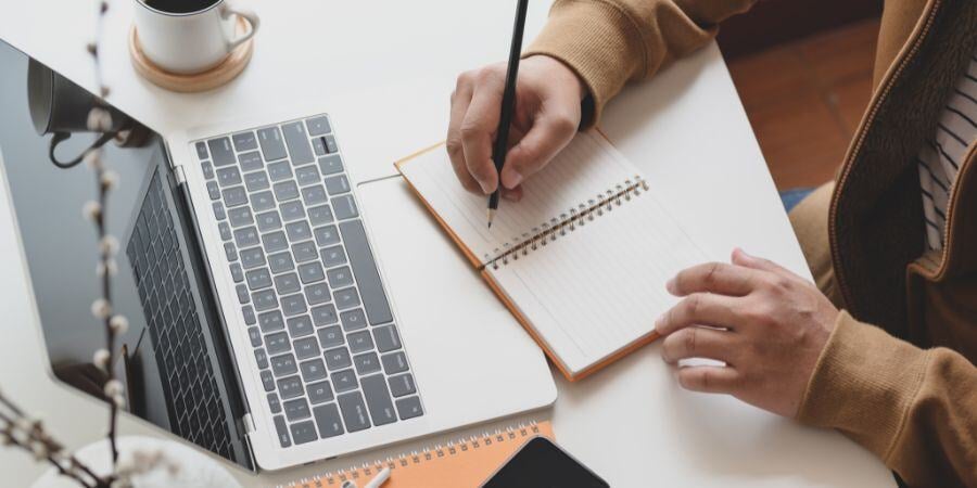 Blog_WritingDeskSetUp_900x450