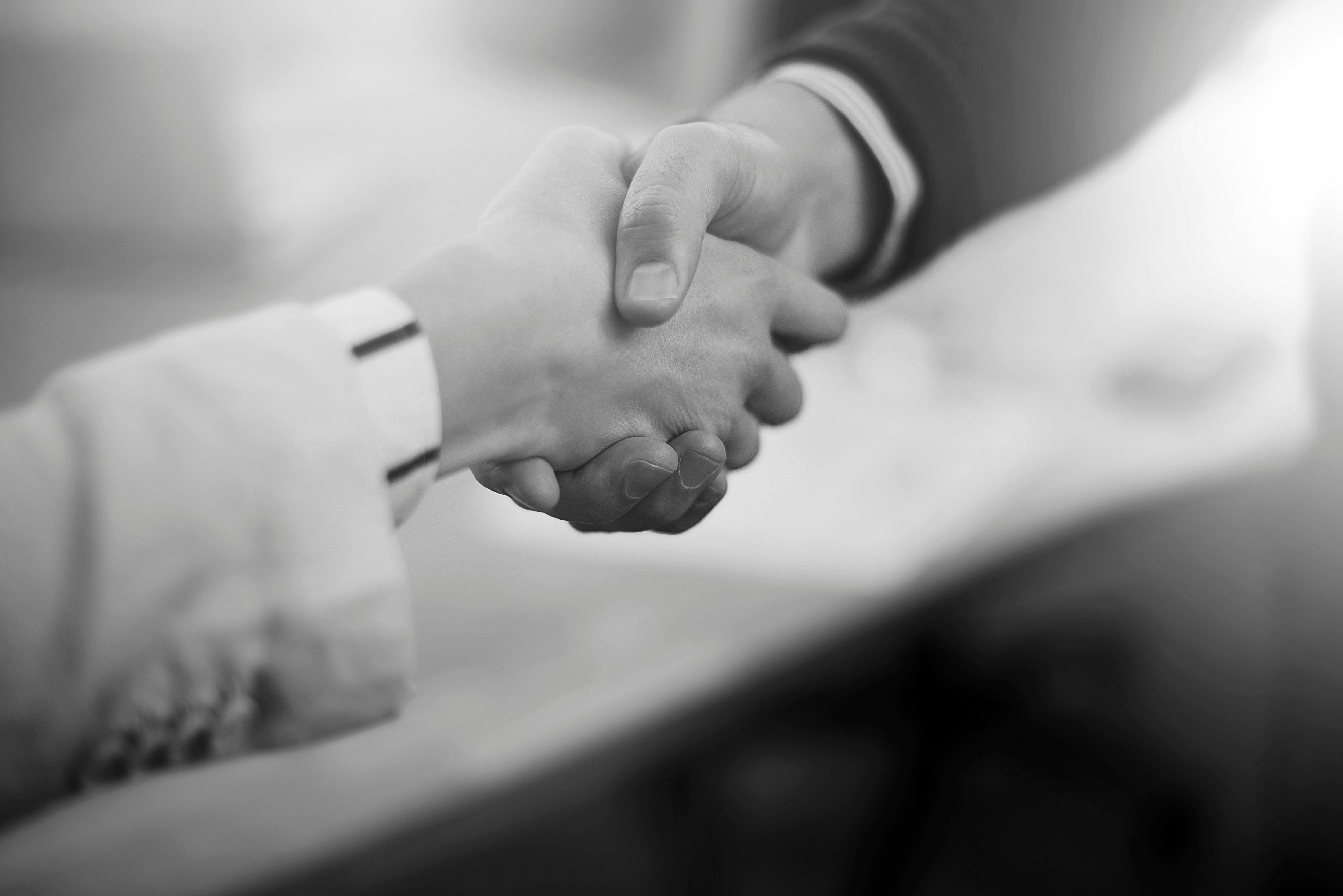 Доверие партнерство право. Рукопожатие сделка. Дружеское пожатие. Дружеское рукопожатие. Рукопожатие мужчины и женщины.