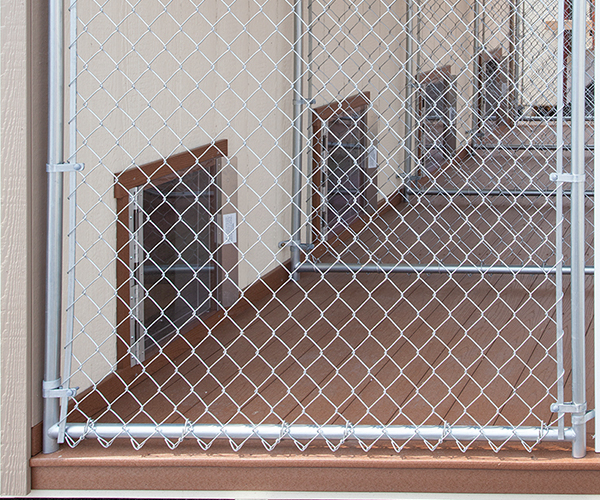 Features_Kennels_DogDoor2